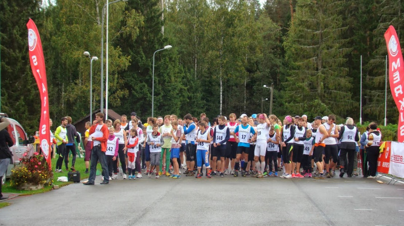 Tūlīt tiks sagaidīti vēl pēdējie reģistrētie dalībnieki un starts tiks dots otrajam "Priekuļi trail". Foto: I.Eglīte