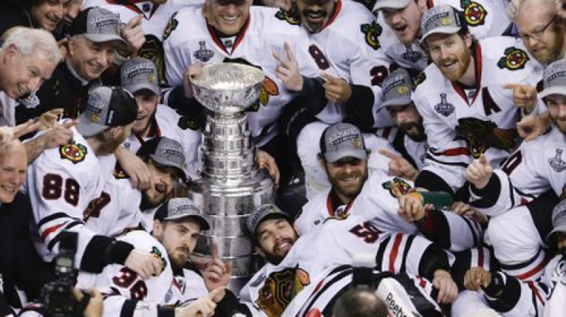 "Blackhawks" ar lielāko prieku iegūtu Stenlija kausu arī šīs sezonas noslēgumā
Foto:AP/Scanpix