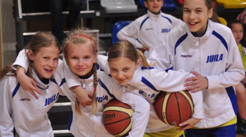 BJBS "Rīga/Jugla" meitenes: basketbols - tā ir jautrība!
Foto: Romualds Vambuts