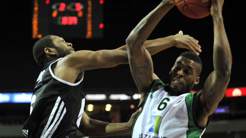 Donte Smits (pa labi) izcīna kārtējo atlēkušo bumbu pie VEF groza 
Foto: Romāns Kokšarovs, Sporta Avīze, f64