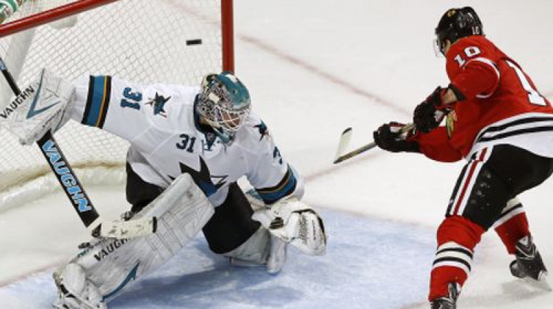 "Sharks" vārtsargs Anti Niemi nespēj apturēt Patrika Šarpa mesto ripu
Foto:AP/Scanpix