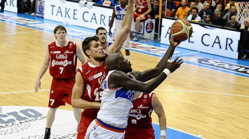 Ojārs Siliņš aizsardzībā 
Foto: legabasket.it