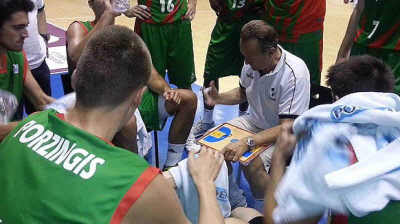 Kristaps Porziņģis un "Cajasol" galvenais treneris Alehandro Garsija Renesess
Foto: Baloncesto Sevilla