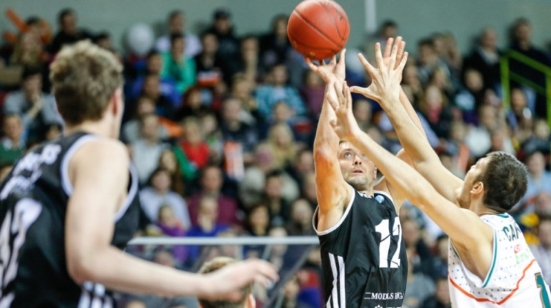 Kristaps Janičenoks un "VEF Rīga": čempioniem otrā spēle Aldaris LBL čempionātā.
Foto: Mikus Kļaviņš, vefriga.com