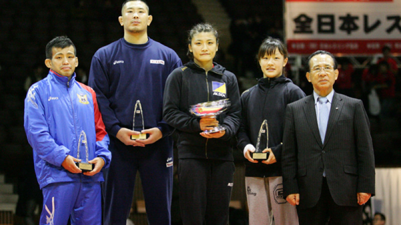 Kaori Ičo (centrā) pēc uzvaras decembra turnīrā 
Foto: japan-wrestling.jp
