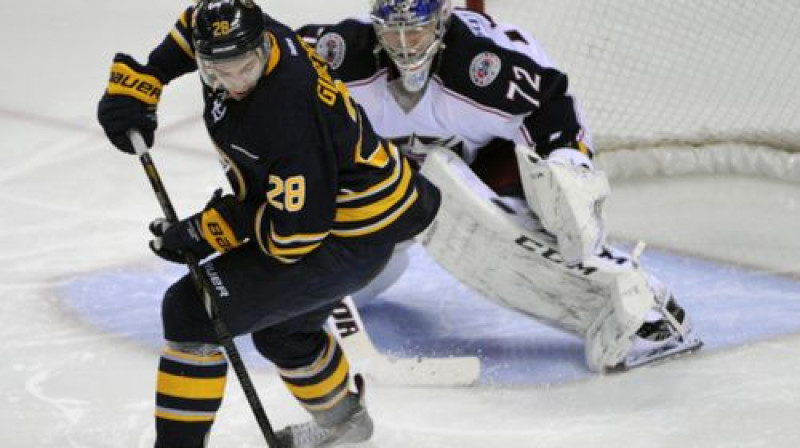 Zemgus Girgensons pret Sergeju Bobrovski
Foto:AP/Scanpix