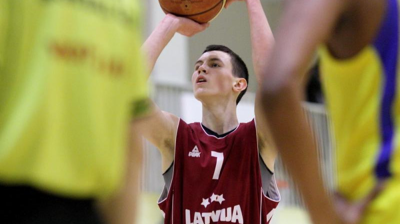 Rodions Kurucs: 20 punktu, 8 atlēkušās bumbas un 4 rezultatīvas piespēles spēlē ar Turcijas kadetiem.
Foto: basket.ee