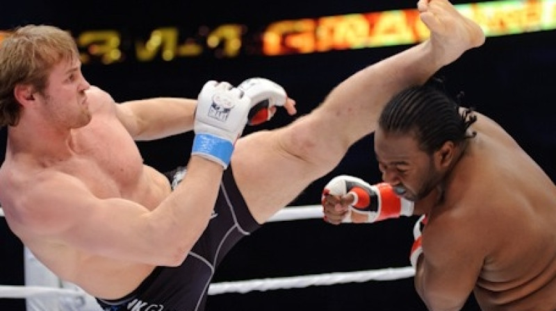 Konstantīns Gluhovs cīņā pret Keniju Gārneru. 
Foto: mixfight.ru