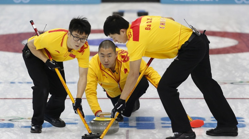 Ķīnas kērlingisti olimpisko turnīru sākuši ar četrām uzvarām
Foto: AP/Scanpix