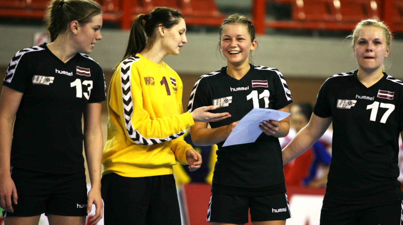 Lita Lisovska (1) pēc spēles ar Kristīni Kirejevu (11)
Foto: handball.lv