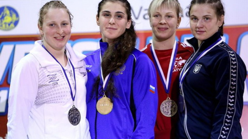 Laura Skujiņa (trešā no kreisās) ar Eiropas bronzu 
Foto: ukrwrestling.com