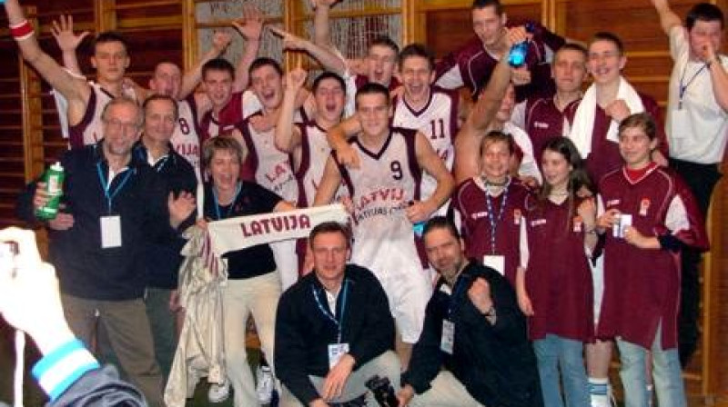 2004. gada 5. aprīlis. Latvijas U18 izlase iekļuvusi EČ finālturnīrā. Visi ir priecīgi, arī vēl kopā ar komandu esošais Andris Biedriņš.
foto: fibaeurope.com