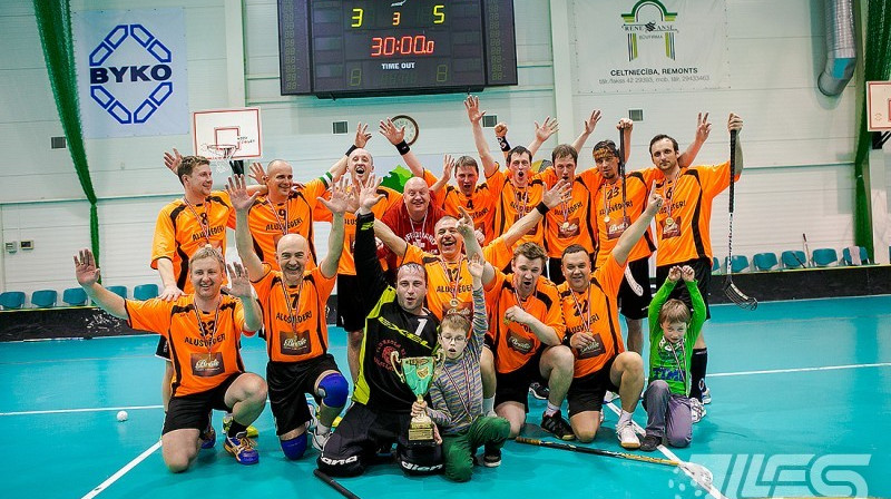 "Alusvēderi" ar izcīnīto čempionu kausu
Foto: Raivo Sarelainens, floorball.lv