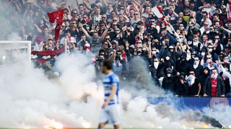 "Zwolle" futbolists noskatās uz "Ajax" faniem
Foto: AFP