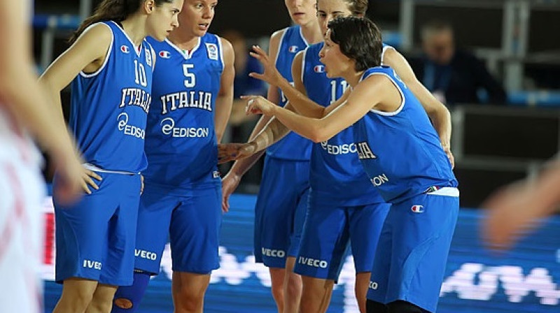 Itālijas saspēles vadītāja Džordžija Sottana dod norādījumus partnerēm
Foto: www.fibaeurope.com