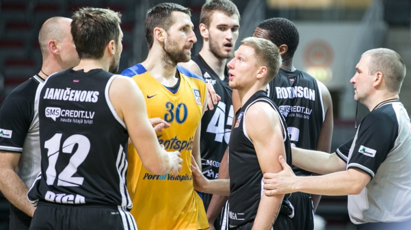 "VEF Rīga" pret BK "Ventspils": raksturu cīņa - ceturtais dublis.
Foto: Mikus Kļaviņš, VEFRiga.com