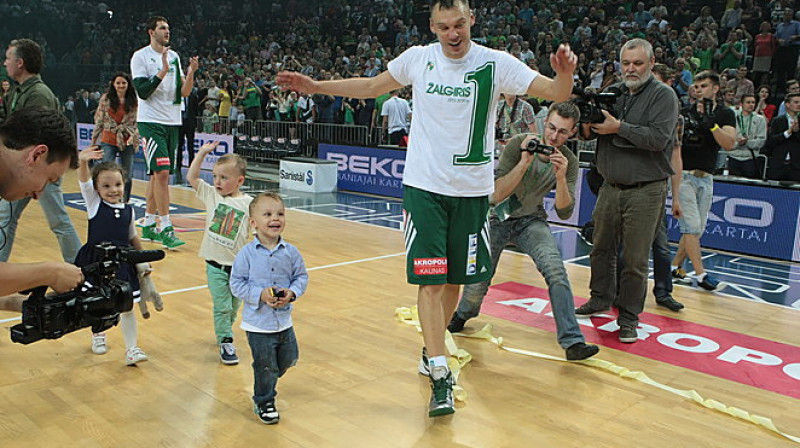 Šarūns Jasikēvičs ar bērniem, izcīnot Lietuvas čempiona titulu
Foto: www.lrytas.lt