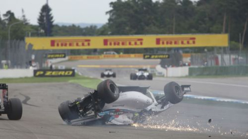 Felipe Masa formulai neierastā un bīstamā pozīcijā
Foto: LaPresse/Scanpix