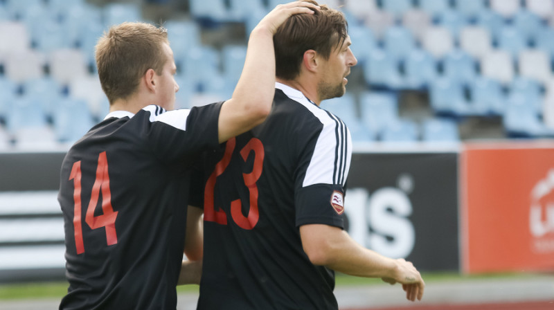 Endijs Šlampe un Kristaps Grebis 
Foto: futbolavirsliga.lv