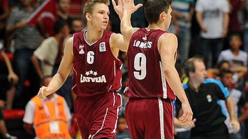 Ervīns Mežnieks un Rihards Lomažs
Foto: FIBA Europe