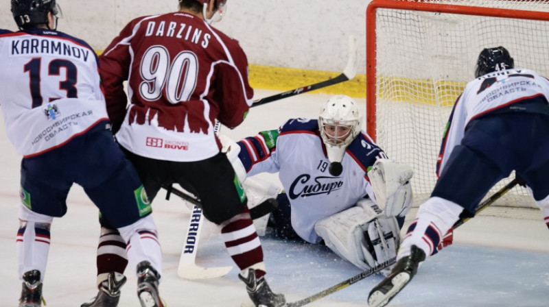 Lauri Dārziņš "Sibir" ielenkumā 
Foto: Raimonds Volonts, dinamoriga.eu