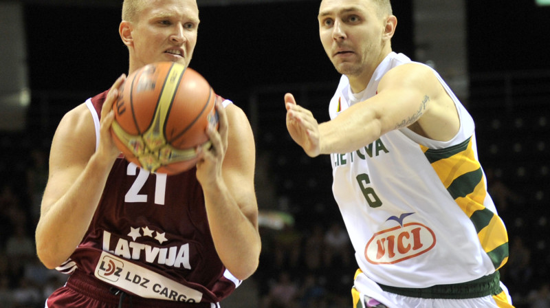 Aigars Šķēle (pa kreisi)
Foto: Romāns Kokšarovs, Sporta Avīze, F64