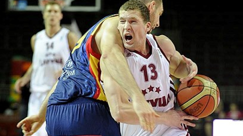 Jānis Strēlnieks un Latvijas valstsvienība pret Rumānijas izlasi 2012.gada 27.augustā.
Foto: FIBAEurope.com