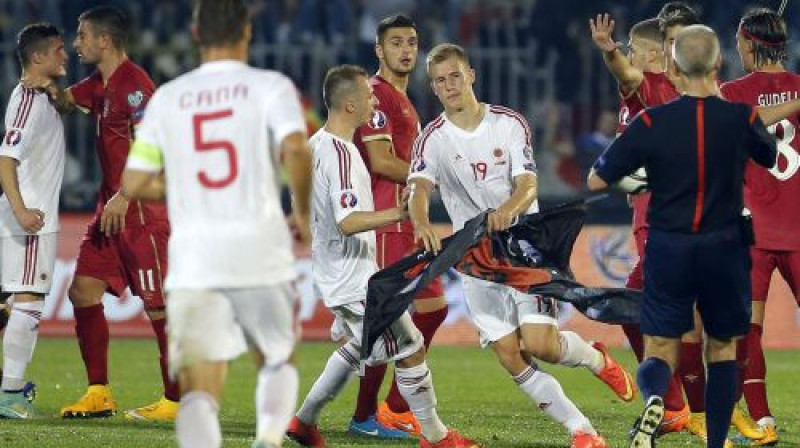 Jau futbolistu konflikti bija karstasinīgi, taču tad iesaistījās vēl agresīvākie līdzjutēji..
Foto: Cropix/SIPA/Scanpix