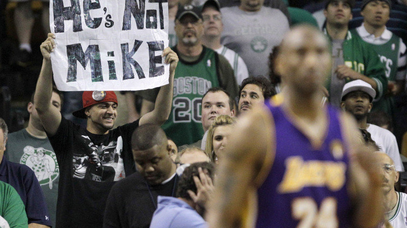 Čikāgas līdzjutēji un Kobe Braients 
Foto: AP/Scanpix