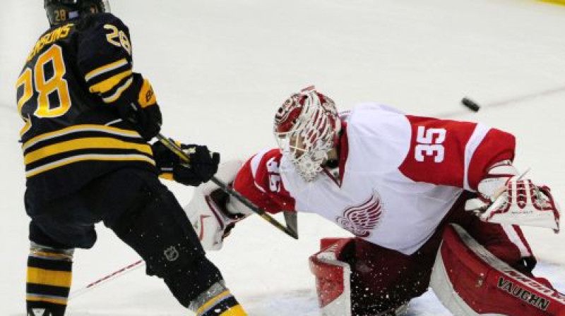 Zemgus Girgensons pret Džimiju Hovardu
Foto: AP/Scanpix