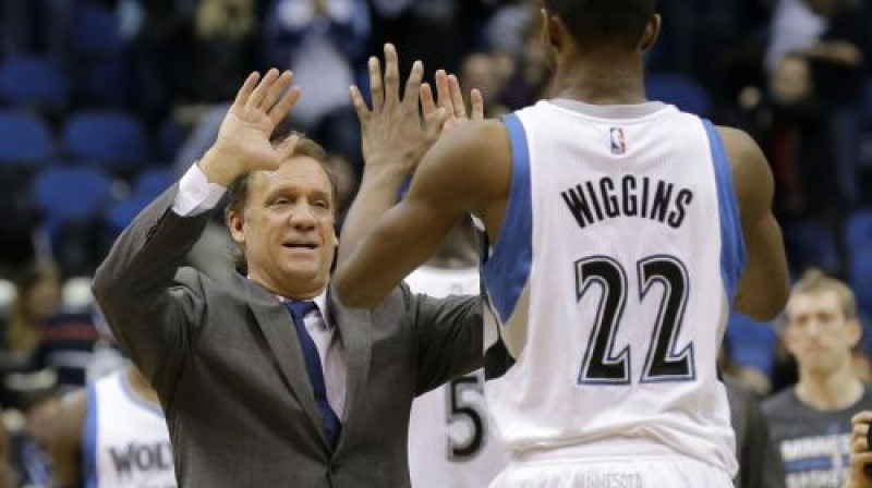 "Timberwolves" treneris Flips Saunderss apsveic Endrjū Viginsu
Foto:AP/Scanpix