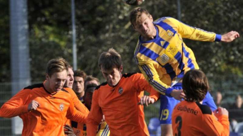 Renārs Rode cīņā par bumbu
Foto: Romāns Kokšarovs/Sporta Avīze