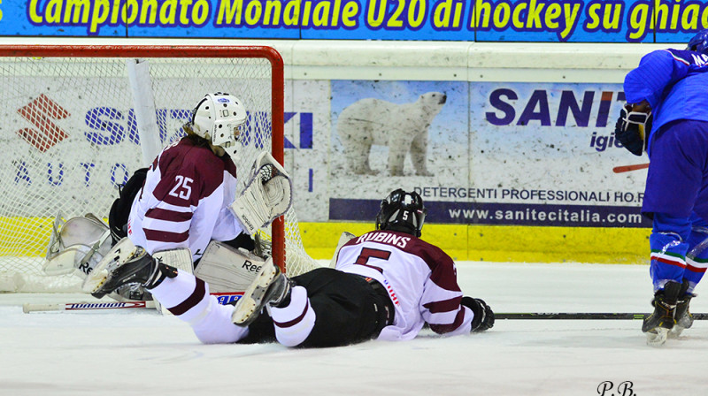 Latvijas U-20 hokejisti pēc cerību zaudēšanas uz vietu PČ augstākajā divīzijā piekāpjas Itālijai
Foto: Paolo Basso