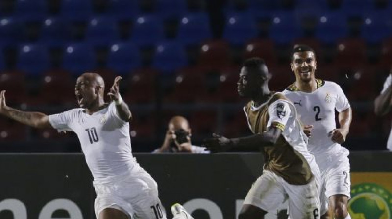 Andrē Ajū un Ganas futbolisti līksmo par uzvaras vārtiem
Foto: AP/Scanpix
