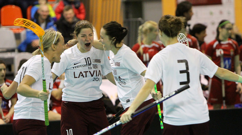 Latvijas izlases florbolistes priecājas par vārtu guvumu mačā pret Ungāriju. 
Foto: floorball.org