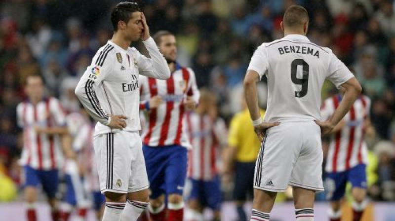 Krištianu Ronaldu un Karims Benzemā emocijas iepriekšējā Madrides derbija laikā
Foto: AFP/Scanpix