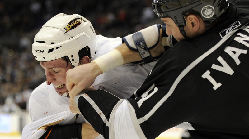 Raitis Ivanāns pārmāca savu pretinieku NHL (2010)
Foto: AP/Scanpix