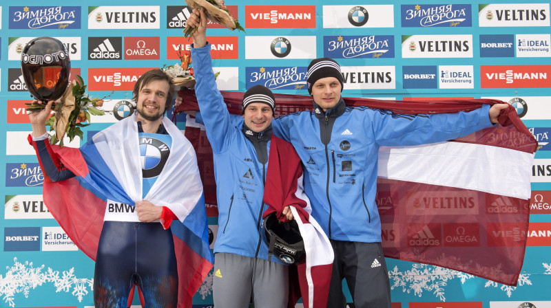 Pasaules čempionāta medaļnieki - Aleksandrs Tretjakovs, Martins Dukurs, Tomass Dukurs 
Foto: AP / Scanpix