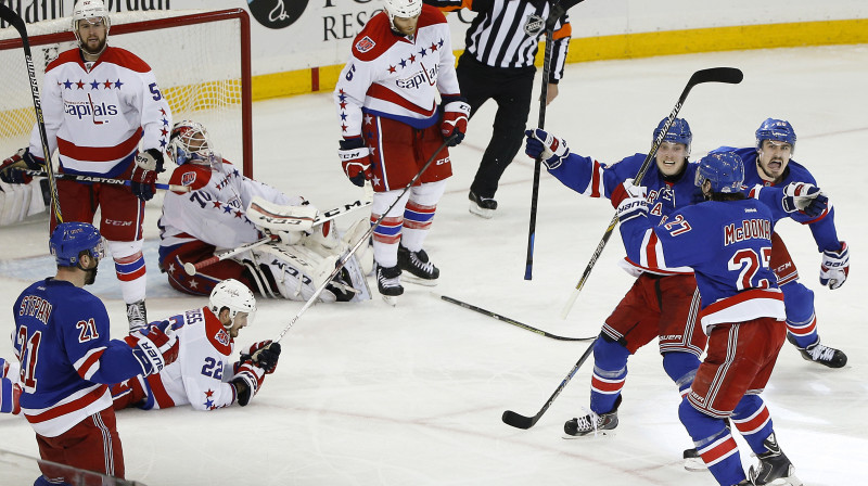 Ņujorkas "Rangers" kapteinis Raiens Makdona tikko guvis uzvaras vārtus spēles papildlaika 10. minūtē. 
Foto: AP/Scanpix