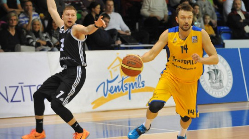 Ingus Jakovičs ("VEF Rīga") un Kristaps Janičenoks (BK "Ventspils"): pirmais duelis sezonā.
Foto: www.bkventspils.lv