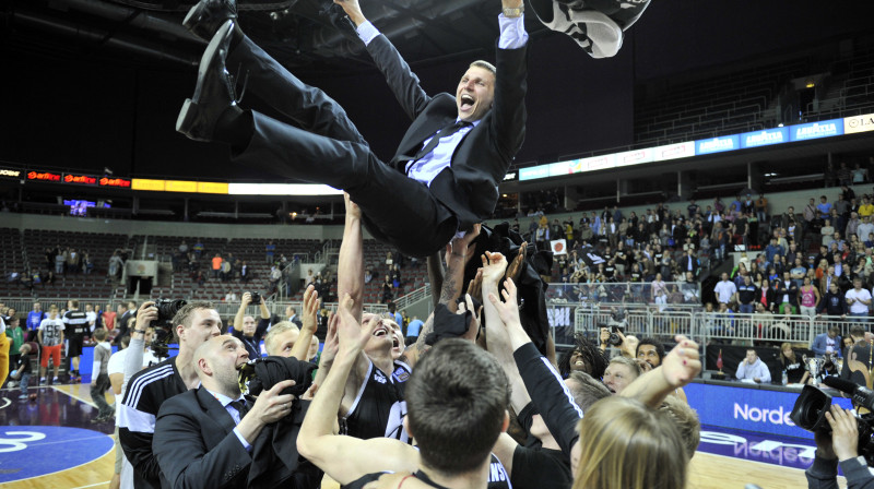 Treneris Nikolajs Mazurs spītē gravitācijai
Foto: Romāns Kokšarovs, F64