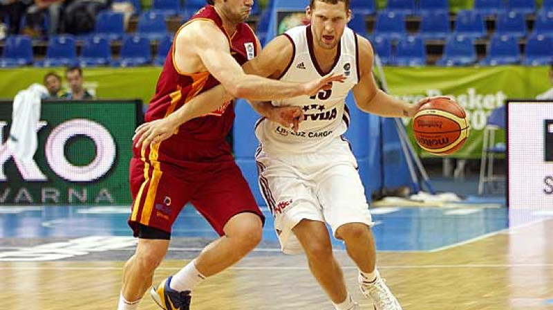 Jānis Strēlnieks un Latvijas valstsvienība pret Maķedonijas izlasi 2013.gadā EuroBasket turnīrā Jeseņicē.
Foto: FIBAEurope.com