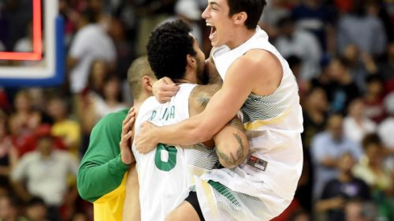 Brazīlijas spēlētāji Rikardu Fišers un Augustu Lima šovasar jau uzvarēja "Pan America" spēlēs, tagad priekšā "FIBA America"
Foto: AFP/Scanpix