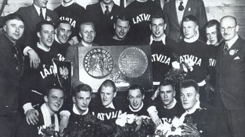 Latvijas valstsvienības basketbolisti - Eiropas vicečempioni.
Foto no Latvijas Sporta muzeja krājuma