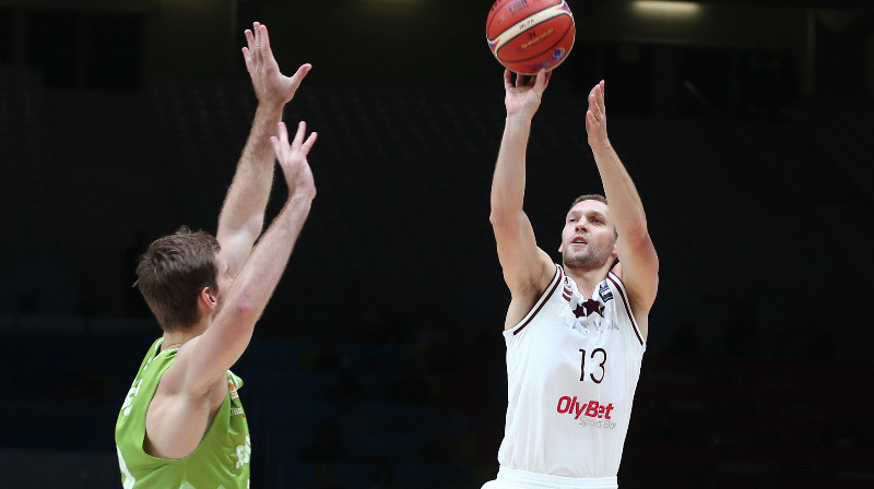 Jānis Strēlnieks: 17 punktu, 8 rezultatīvas piespēles un 6 atlēkušās bumbas Eiropas čempionāta astodaļfināla spēlē.
Foto: FIBAEurope.com