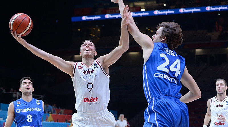 Dairis Bertāns pret Janu Veseliju: EuroBasket2015 pēdējā spēlē vairāk spēka bija Čehijas izlases līderim.
Foto: FIBAEurope.com