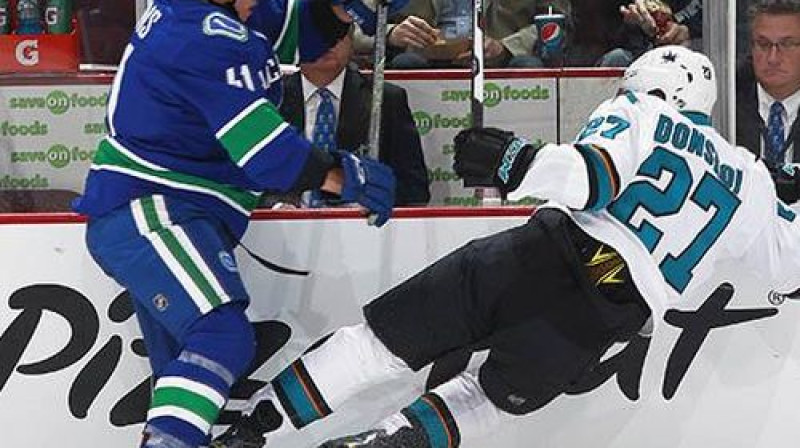 Ronalds Ķēniņš izpilda spēka paņēmienu spēlē pret "Sharks"
Foto: Vancouver Canucks