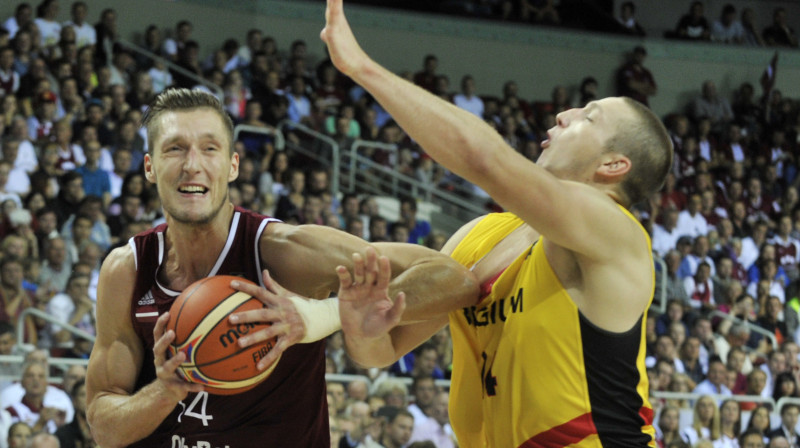 Kaspars Bērziņš Eiropas čempionāta spēlē
Foto: Romāns Kokšarovs, f64