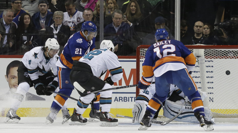 Kails Okposo (#21) gūst vārtus pret "Sharks" 
Foto: AP/Scanpix