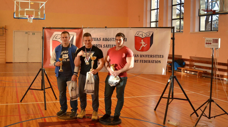 Absolūti spēcīgākie studenti Latvijas Studentu čempionātā svaru stieņa spiešanā guļus bez ekipējuma